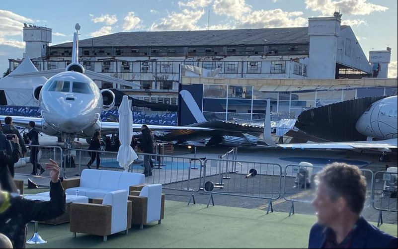 Vento forte derrubou parte da estrutura de uma construção sobre dois aviões na Labace - Luis Neves