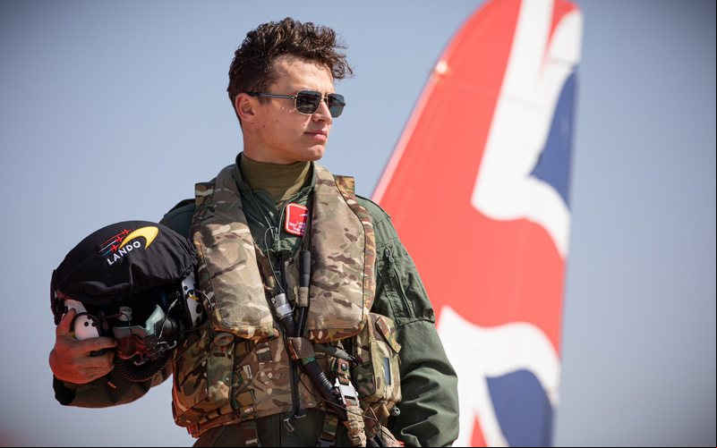 Voos de pilotos da F1 em caças não é algo tão raro e já ocorreram no Brasil - RAF