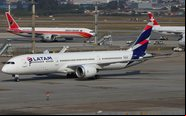 Boeing 787-9 da Latam no aeroporto de Guarulhos, principal hub da empresa - Guilherme Amancio