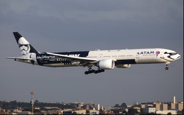 Boeing 777-300ER instantes antes do pouso no aeroporto de Guarulhos, em São Paulo - Guilherme Amancio