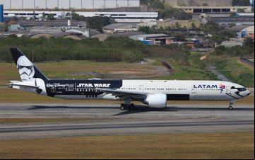 Boeing 777-300ER com pintura Star Wars no aeroporto de Guarulhos, em São Paulo - Guilherme Amancio