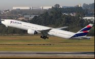 Boeing 777-300ER opera os voos diários para a capital portuguesa - Guilherme Amancio
