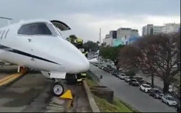 Não houve feridos no incidente. A pista principal do aeroporto foi fechada para a retirada do avião - Redes Sociais/Reprodução