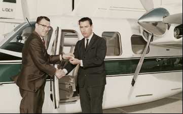 Comandante Assumpção recebe a chave do primeiro de três Aero Commander 500B encomendados - Líder Aviação