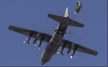 Os veteranos C-130H vão ar por inspeção para verificar quais unidades enfrentam problemas no cubo das hélices - USAF