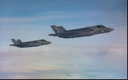 Caças F-35B têm a capacidade de pousos e decolagens na vertical - RAF
