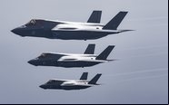 Caças F-35B tem a capacidade de pousos e decolagens na vertical - RAF