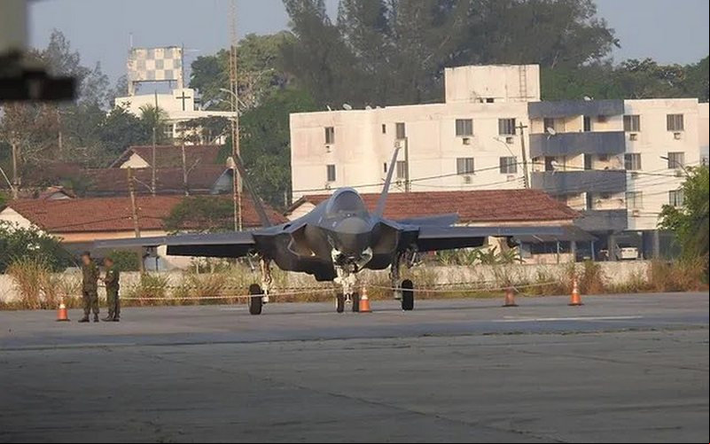 Aeronave pousou na base aérea localizada na Região dos Lagos após ter declarado baixo combustível - Redes Sociais