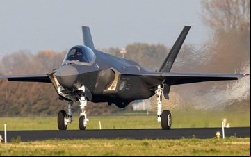 Imagem F-35A da Coreia do Sul faz pouso de emergência após falha no trem de pouso
