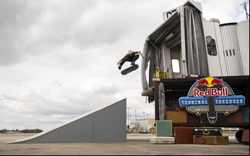 Até mesmo uma ponte de embarque foi usada para manobras radicais - Jonathan Mehring / Red Bull Content Pool