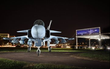 Maquete em tamanho real do Gripen conta com detalhes do novo caça brasileiro - FAB