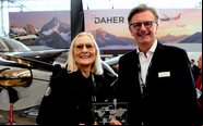 A piloto Margrit Waltz e o CEO da Divisão de Aeronaves da Daher, Nicolas Chabbert, - Daher
