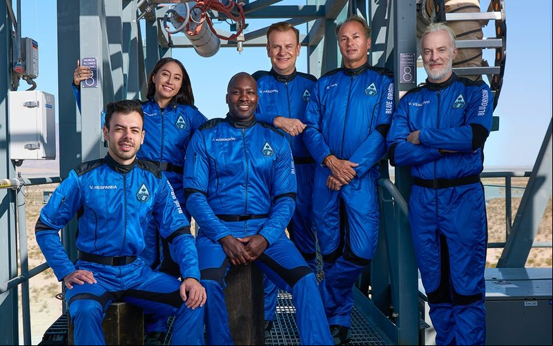 Victor Hespanha (o primeiro da esquerda para a direita) foi o segundo brasileiro a ir ao espaço - Blue Origin/Divulgação