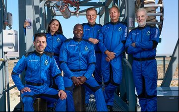 Victor Hespanha (o primeiro da esquerda para a direita) foi o segundo brasileiro a ir ao espaço - Blue Origin/Divulgação