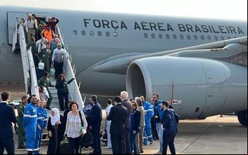 Um KC-30 está sendo utilizado na operação - FAB/Esquadrão Corsário