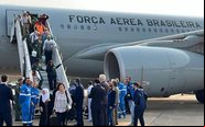 Um KC-30 está sendo utilizado na operação - FAB/Esquadrão Corsário