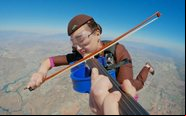Músicos entoaram a trilha sonora de um filme durante o salto - Etihad Airways/Divulgação