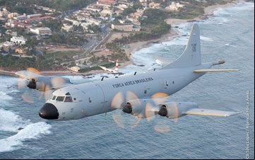 Costa brasileira é vigilada pelo céu por meio do P-3AM Orion e dos icônicos P-95 Bandeirulha - FAB