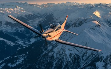 O PC-7 MKX inclui painéis interativos e gestão avançada de treinamento, elevando o padrão do ensino de pilotos - Pilatus Aircraft/Divulgação