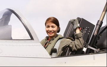Tenente Jul Laiza também está se qualificando para pilotar o principal caça das Filipinas - Força Aérea das Filipinas