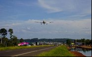 Rodovia é transformada em pista para pouso de aeronaves trazendo mantimentos às vitimas das enchentes no RS - Polícia Militar