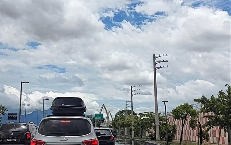 Os postes foram instalados de forma emergencial e temporária, segundo concessionária de energia - Reprodução/Redes Sociais