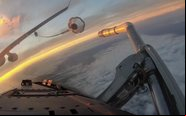 Avião-tanque A330 MRTT reabastece caça Eurofighter Typhoon - Reprodução