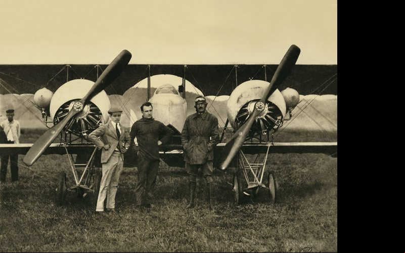 Edu Chaves com Robert Thierry, no campo de Guapira, em frente ao avião São Paulo
