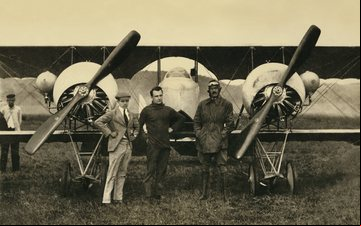 Edu Chaves com Robert Thierry, no campo de Guapira, em frente ao avião São Paulo