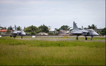 Primeiro voo no Brasil foi conduzido por dois pilotos de testes da força aérea - FAB / Müller Marin