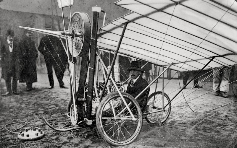 Para além da aviação, Santos Dumont também detém reconhecimento por outras coisas , como  um chuveiro de água quente - FAB