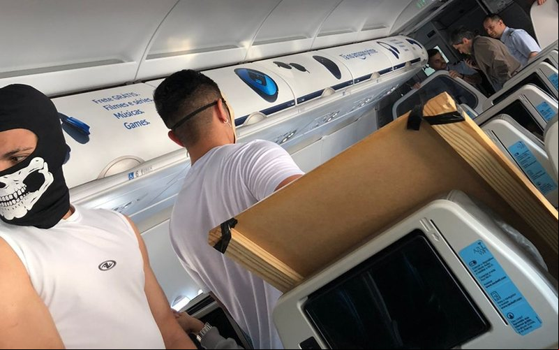 Exercício aconteceu em uma aeronave da Azul Linhas Aéreas, dentro do hangar da companhia aérea - Aeroportos Brasil Viracopos/Divulgação