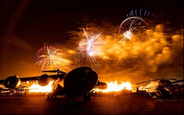 Durante e após o show aéreo noturno as operações no aeroporto Lakeland Linder estarão suspensas - Sun 'n Fun