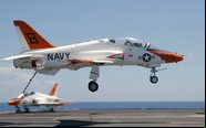 Os T-45 Goshawk têm a capacidade de pousar e decolar de porta-aviões - Us Navy