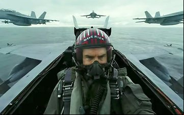 Tom Cruise tem licença operacional para pilotar aviões e helicópteros - Divulgação