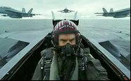 Tom Cruise tem licença operacional para pilotar aviões e helicópteros - Divulgação