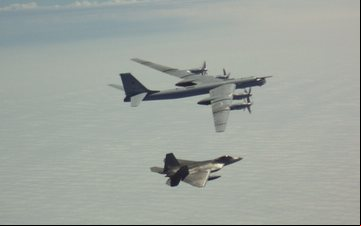Imagem Caçador e predador: os encontros do F-22 e Tu-95 se tornam rotina no Alasca