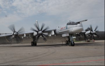 Imagem Versão modernizada do bombardeiro Tu-95 decola pela primeira vez