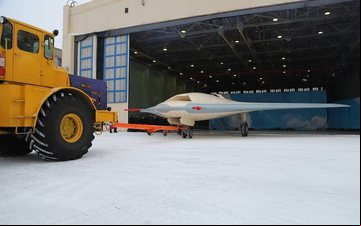 Imagem Russos apresentam versão modificada do drone furtivo S-70 Okhotnik