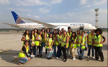 Meninas de 14 e 18 anos acompanharam operações da companhia aéreas dos EUA - Divulgação
