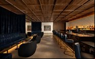 Lounge é o primeiro dos Estados Unidos a contar com dois bares com serviço completo em uma sala da classe executiva - United Airlines