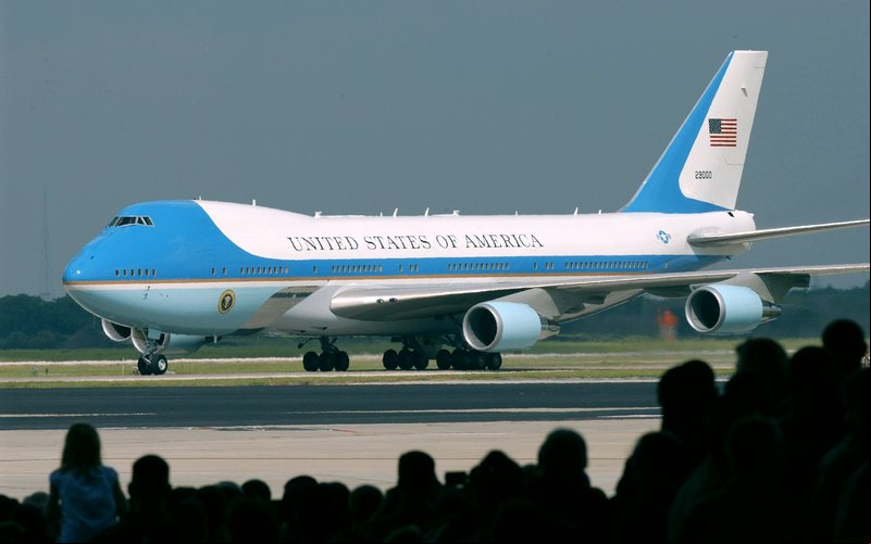 Popularmente chamados de Air Force One os aviões são oficialmente designados como VC-25A e derivados do Boeing 747-200B - Divulgação