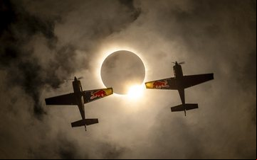 Os pilotos tiveram apenas quatro minutos para fazer o voo sincronizado - Red Bull Content Pool/Dustin Snipes, Mason Mashon e Peter McKinnon