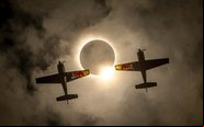 Os pilotos tiveram apenas quatro minutos para fazer o voo sincronizado - Red Bull Content Pool/Dustin Snipes, Mason Mashon e Peter McKinnon