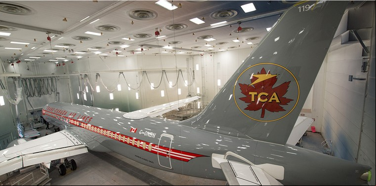 Airbus A220 da Air Canada com pintura retro