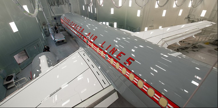 Airbus A220 da Air Canada com pintura retro