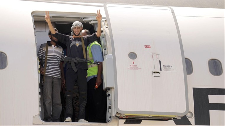 Rebeldes a bordo do Airbus A340 do ditador líbio Muammar Kaddafi