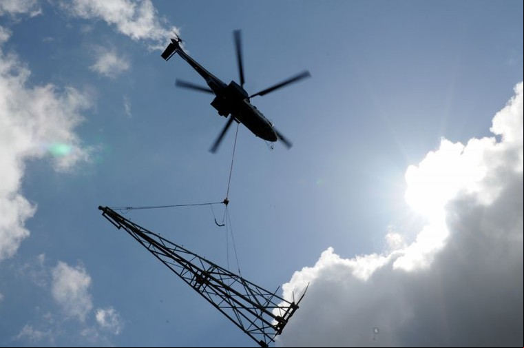 H225 utilizado em montagem de torres de transmissão