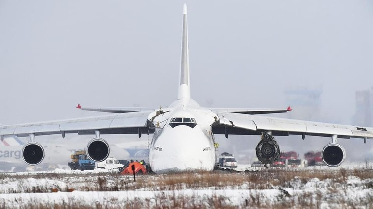 Antonov An-124 parou fora da pista após pouso de emergência