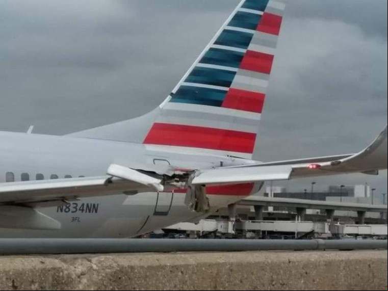 Boeing 737 da American após bater em um poste